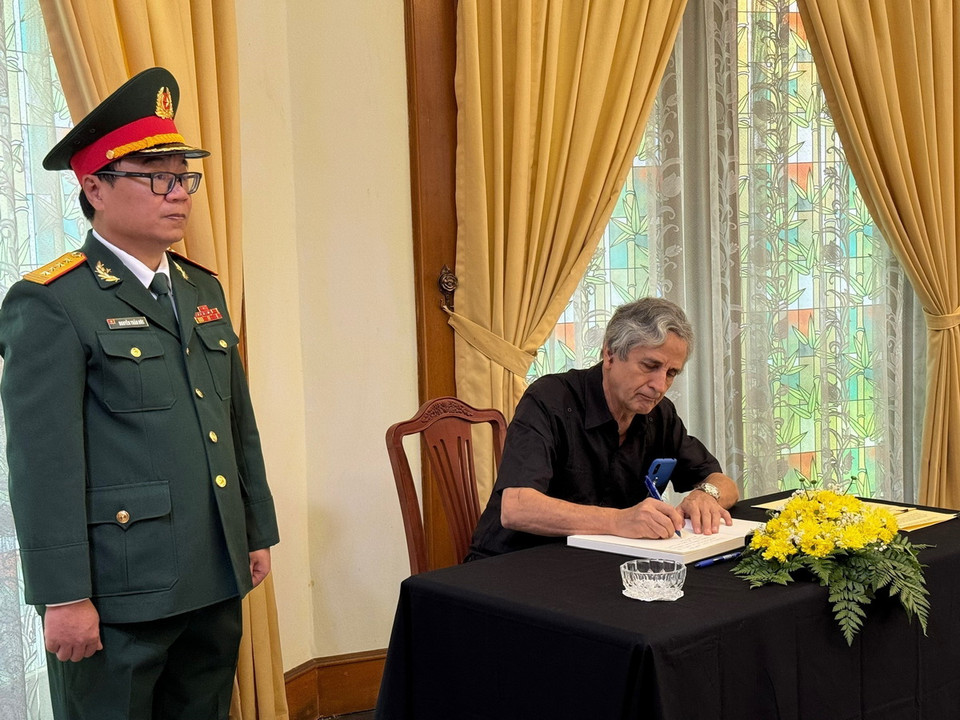 Đại diện Đại sứ quán Cuba tại Indonesia ghi sổ tang tại Lễ viếng Tổng Bí thư Nguyễn Phú Trọng. (Ảnh: Đỗ Quyên/TTXVN)