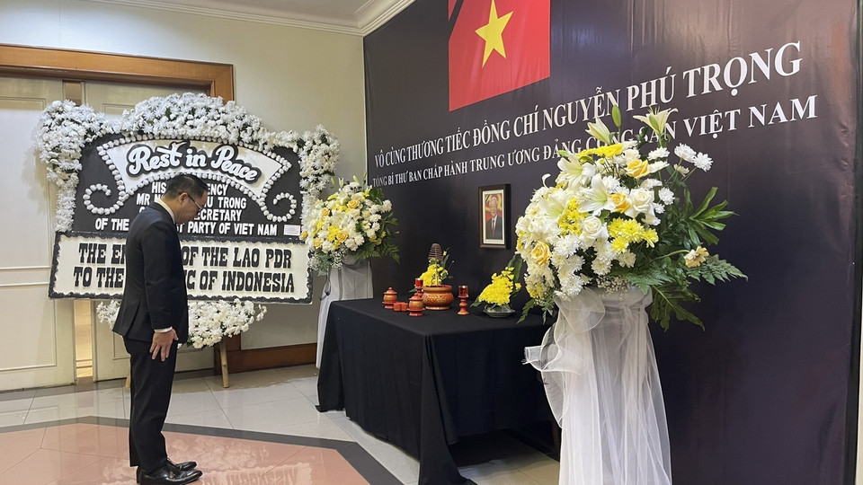 Đại sứ Lào tại Indonesia H.E. Khamfeuang Phanthaxay viếng Tổng Bí thư Nguyễn Phú Trọng. (Ảnh: Đào Trang/TTXVN)