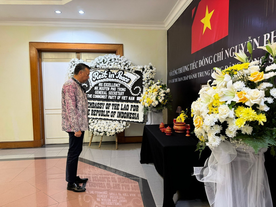 Đại sứ Malaysia tại Indonesia Dato’ Syed Mohamad Hasrin Tengku Hussin viếng Tổng Bí thư Nguyễn Phú Trọng. (Ảnh: Đỗ Quyên/TTXVN)