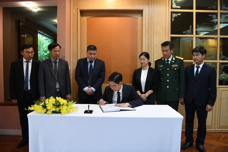 Đại sứ Việt Nam tại Thái Lan Phạm Việt Hùng ghi sổ tang. (Ảnh: Đỗ Sinh/TTXVN)