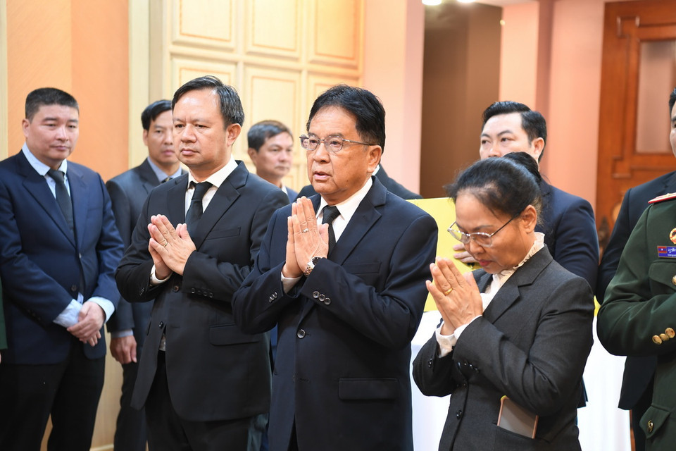 Đại sứ Lào tại Thái Lan Khamphan Anlanvan (thứ 2, phải) viếng Tổng Bí thư Nguyễn Phú Trọng tại Đại sứ quán Việt Nam. (Ảnh: Đỗ Sinh/TTXVN)