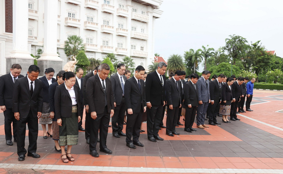 Cán bộ, nhân viên Văn phòng Thủ tướng Lào tưởng niệm Tổng Bí thư Nguyễn Phú Trọng tại Lễ Quốc tang. (Ảnh: Xuân Tú/TTXVN)