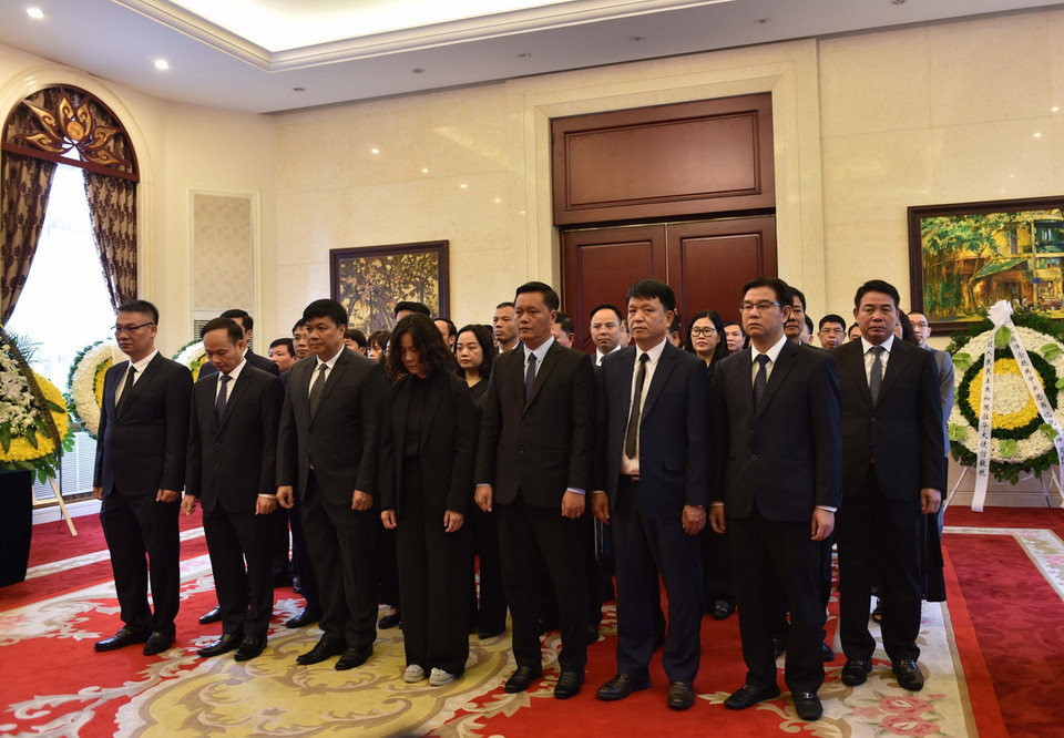 Đoàn cán bộ Thành ủy Hà Nội do ông Nguyễn Chí Lực, Thành ủy viên, Phó Chủ nhiệm Ủy ban Kiểm tra Thành ủy, dẫn đầu đang tham gia lớp đào tạo tại Bắc Kinh, đến viếng Tổng Bí thư Nguyễn Phú Trọng. (Ảnh: Hải Yến/TTXVN)