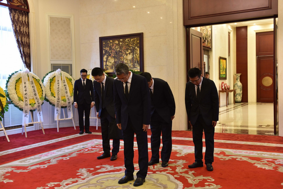 Đoàn Ban Tổ chức Trung ương Đảng Cộng sản Trung Quốc do Phó Ban Trương Quang Huy dẫn đầu, đến viếng Tổng Bí thư Nguyễn Phú Trọng. (Ảnh: Hải Yến/TTXVN)