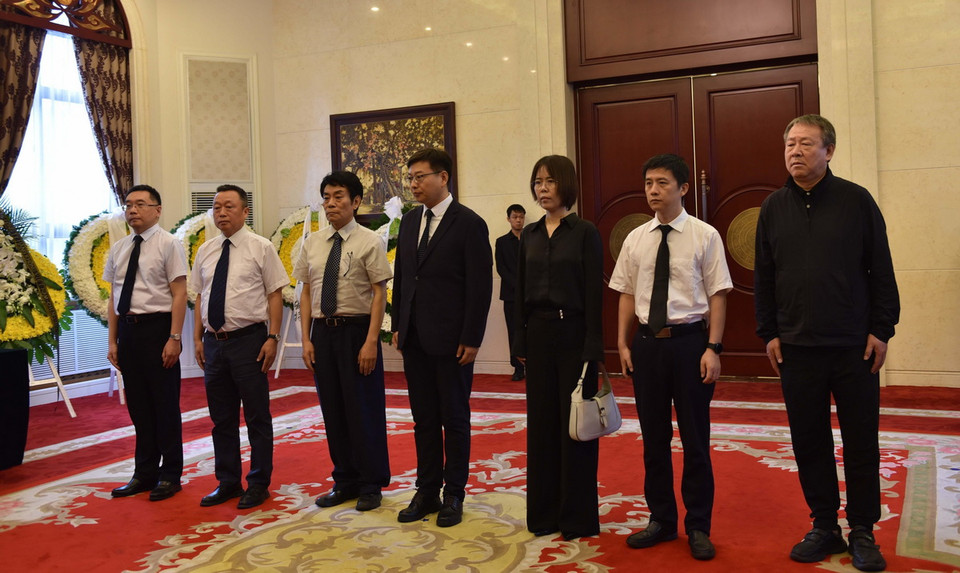 Đoàn Ban Liên lạc Đối ngoại Trung ương Đảng cộng sản Trung Quốc viếng Tổng Bí thư Nguyễn Phú Trọng. (Ảnh: Hải Yến/TTXVN)