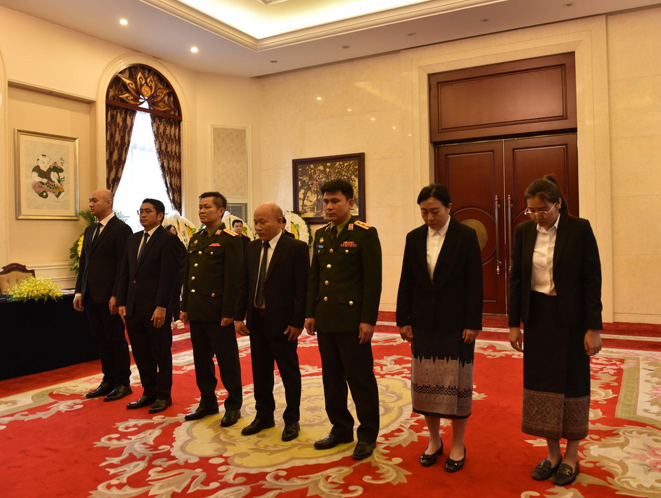 Đoàn Đại sứ quán Lào tại Trung Quốc đến viếng Tổng Bí thư Nguyễn Phú Trọng. (Ảnh: Hải Yến/TTXVN)