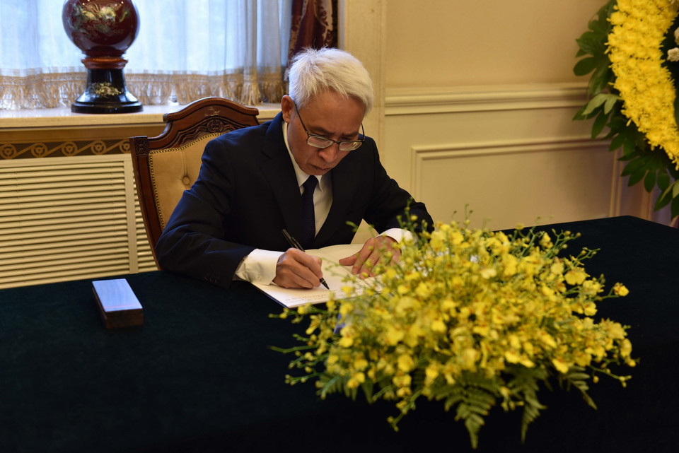 Đại sứ Việt Nam tại Trung Quốc Phạm Sao Mai ghi sổ tang tại Lễ viếng Tổng Bí thư Nguyễn Phú Trọng. (Ảnh: Hải Yến/TTXVN)