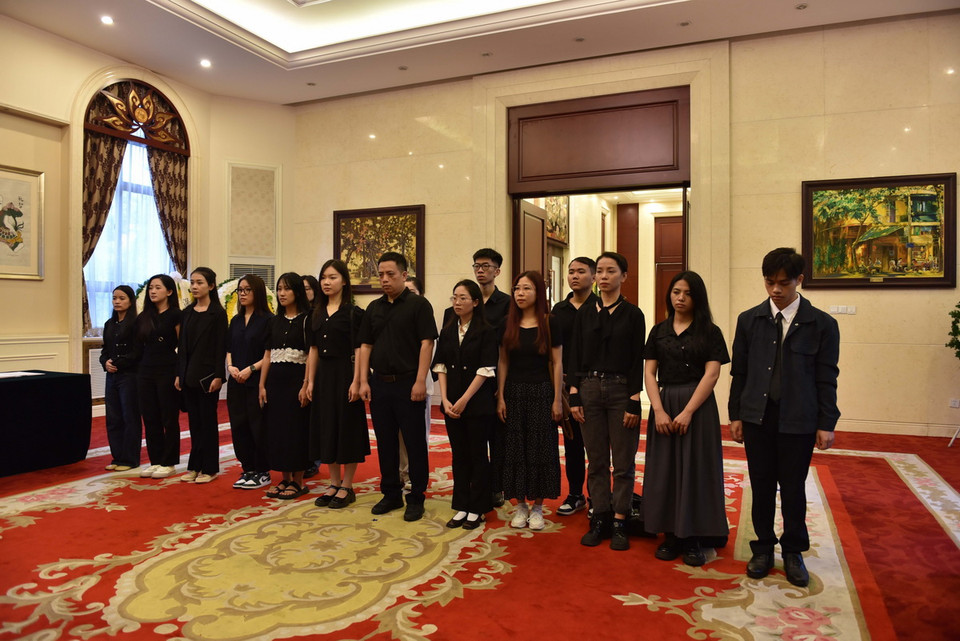 Đoàn đại diện du học sinh Việt Nam tại Bắc Kinh đến viếng Tổng Bí thư Nguyễn Phú Trọng. (Ảnh: Hải Yến/TTXVN)
