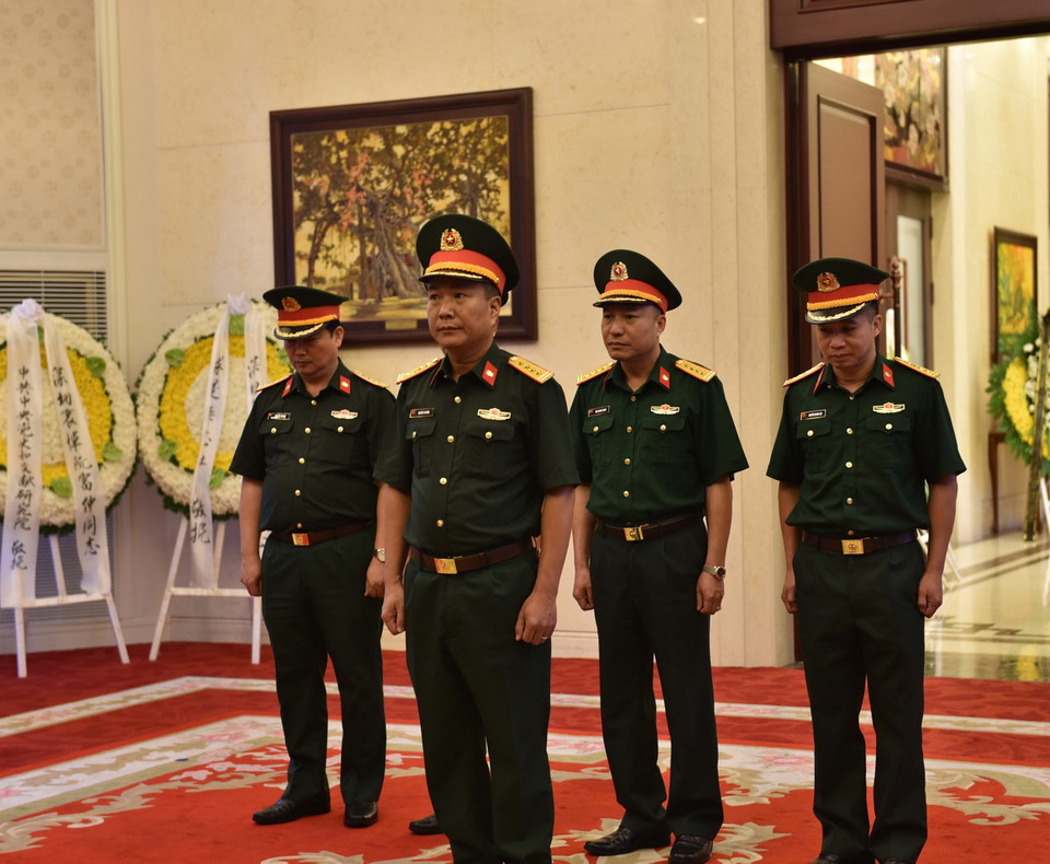 Đoàn Cục Thi hành án, Bộ Quốc phòng Việt Nam (đang có chuyến thăm và làm việc tại Trung Quốc) do Đại tá Nguyễn Phi Hùng, Cục trưởng Cục Thi hành án dẫn đầu, đến viếng Tổng Bí thư Nguyễn Phú Trọng. (Ảnh: Hải Yến/TTXVN)