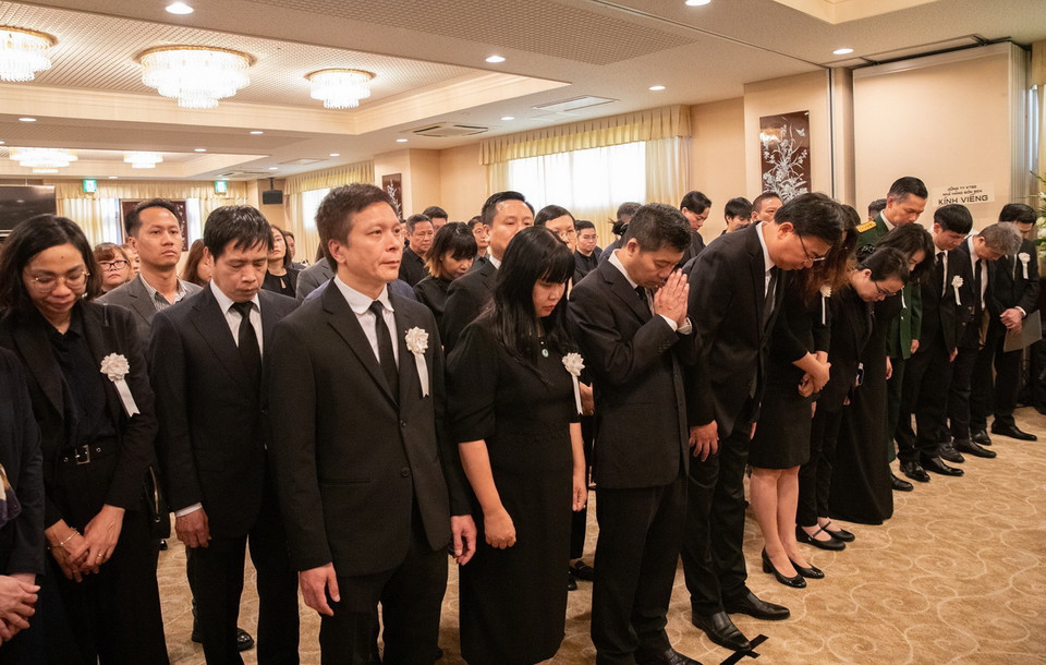 Cán bộ, nhân viên Đại sứ quán Việt Nam tại Nhật Bản mặc niệm. (Ảnh: Nhóm phóng viên TTXVN tại Nhật Bản)