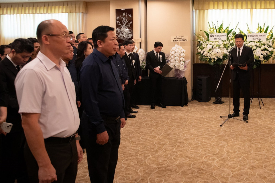 Đại sứ Việt Nam tại Nhật Bản Phạm Quang Hiệu đọc điếu văn. (Ảnh: Nhóm phóng viên TTXVN tại Nhật Bản)