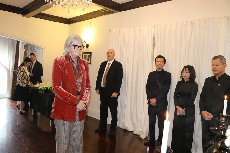 Toàn quyền Australia Sam Mostyn viếng Tổng Bí thư Nguyễn Phú Trọng. (Ảnh: Thanh Tú/TTXVN)