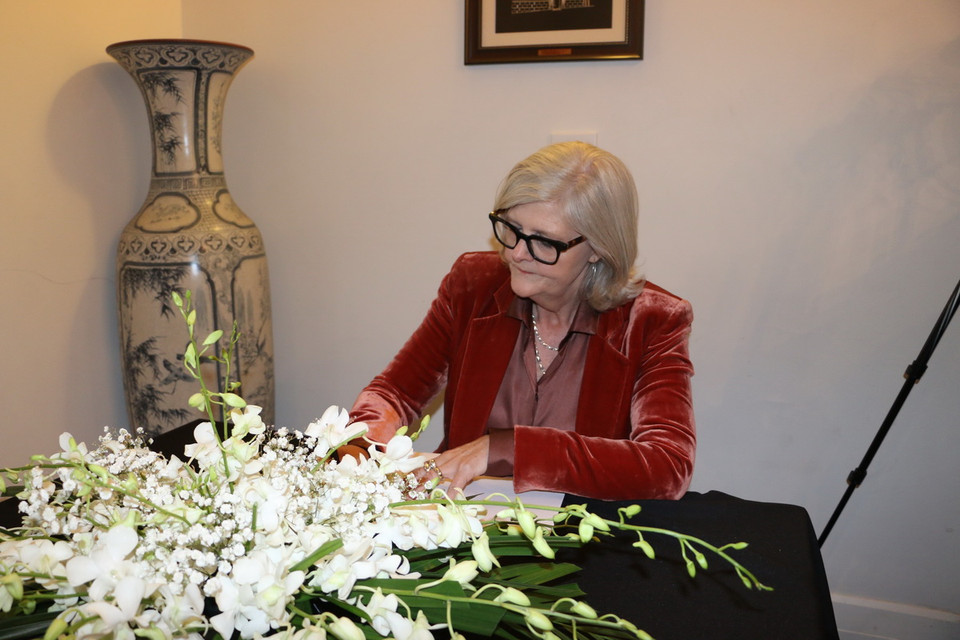 Toàn quyền Australia Sam Mostyn ghi sổ tang tại lễ viếng Tổng Bí thư Nguyễn Phú Trọng. (Ảnh: Thanh Tú/TTXVN)