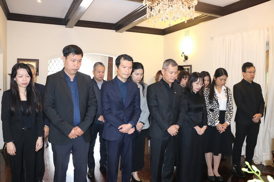 Cán bộ, nhân viên Tổng Lãnh sự quán Việt Nam tại Sydney (Australia) và các cơ quan đại diện viếng Tổng Bí thư Nguyễn Phú Trọng. (Ảnh: Thanh Tú/TTXVN)