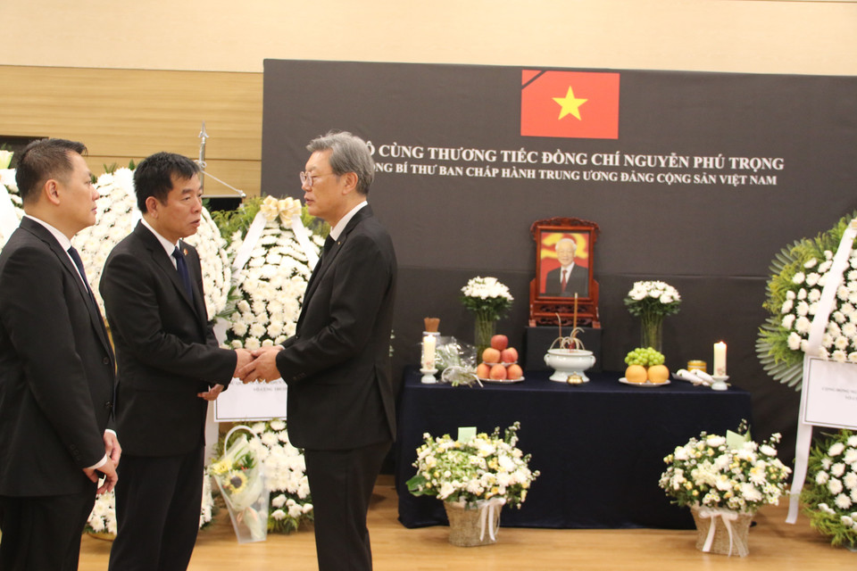 Các tập đoàn, Tổng công ty, công ty Hàn Quốc do ông Kim Chang Beom, Phó Chủ tịch và Giám đốc điều hành Liên đoàn các ngành công nghiệp Hàn Quốc (FKI), làm trưởng đoàn đến viếng. (Ảnh: Đức Thắng/TTXVN)