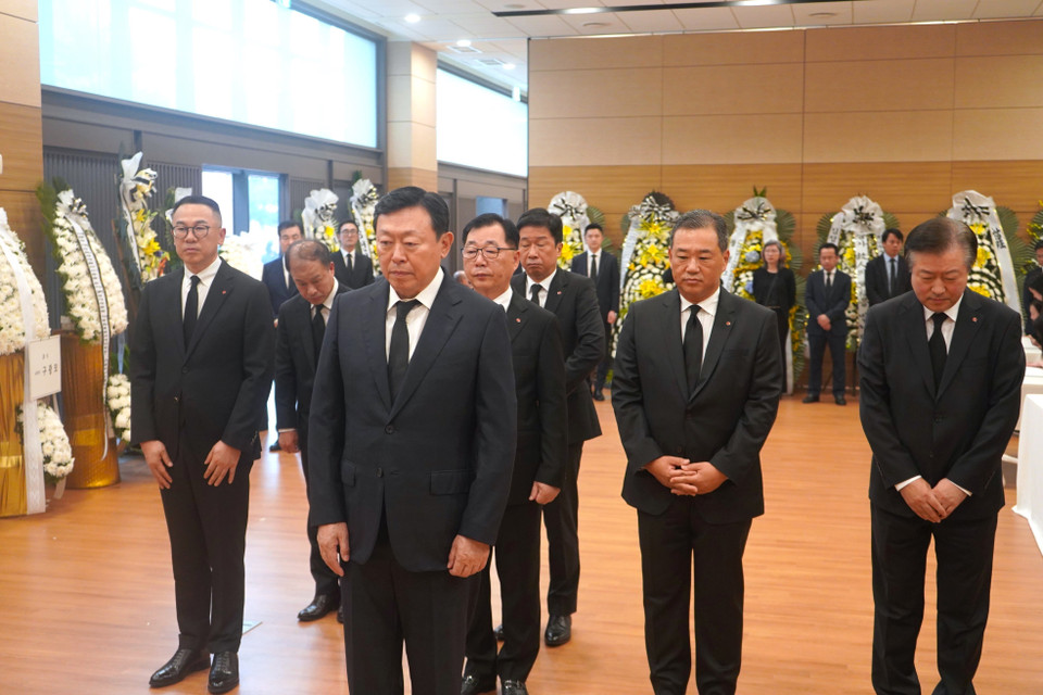 Các tập đoàn, Tổng công ty, công ty tại Hàn Quốc do ông Shin Dong Bin, Chủ tịch tập đoàn Tập đoàn Lotte, làm trưởng đoàn đến viếng. (Ảnh: Đức Thắng/TTXVN )