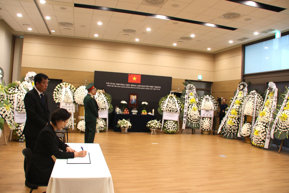 Bộ trưởng Bộ Doanh nghiệp vừa và nhỏ và Khởi nghiệp Hàn Quốc Oh Young-ju ghi sổ tang. (Ảnh: Đức Thắng/TTXVN)