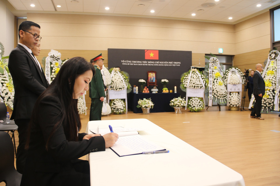 Đại sứ Campuchia Chring Botum Rangsay ghi sổ tang. (Ảnh: Đức Thắng/TTXVN)