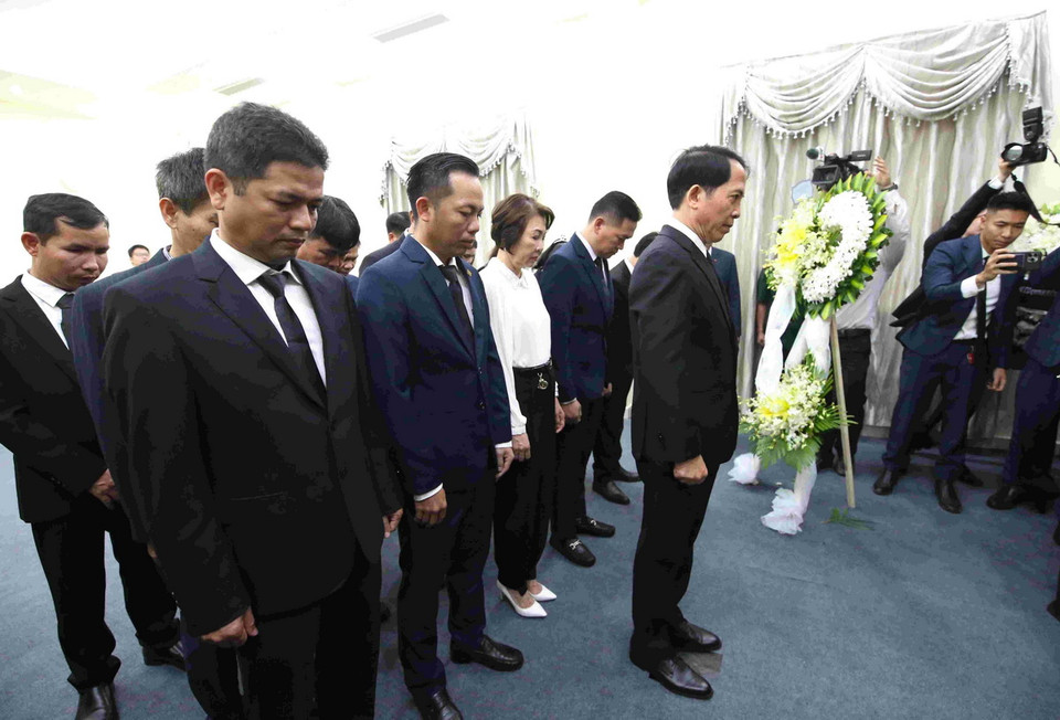 Đoàn Hiệp hội Doanh nghiệp Campuchia-Việt Nam (VCBA) viếng Tổng Bí thư Nguyễn Phú Trọng tại Đại sứ quán Việt Nam. (Ảnh: Huỳnh Thảo/TTXVN)