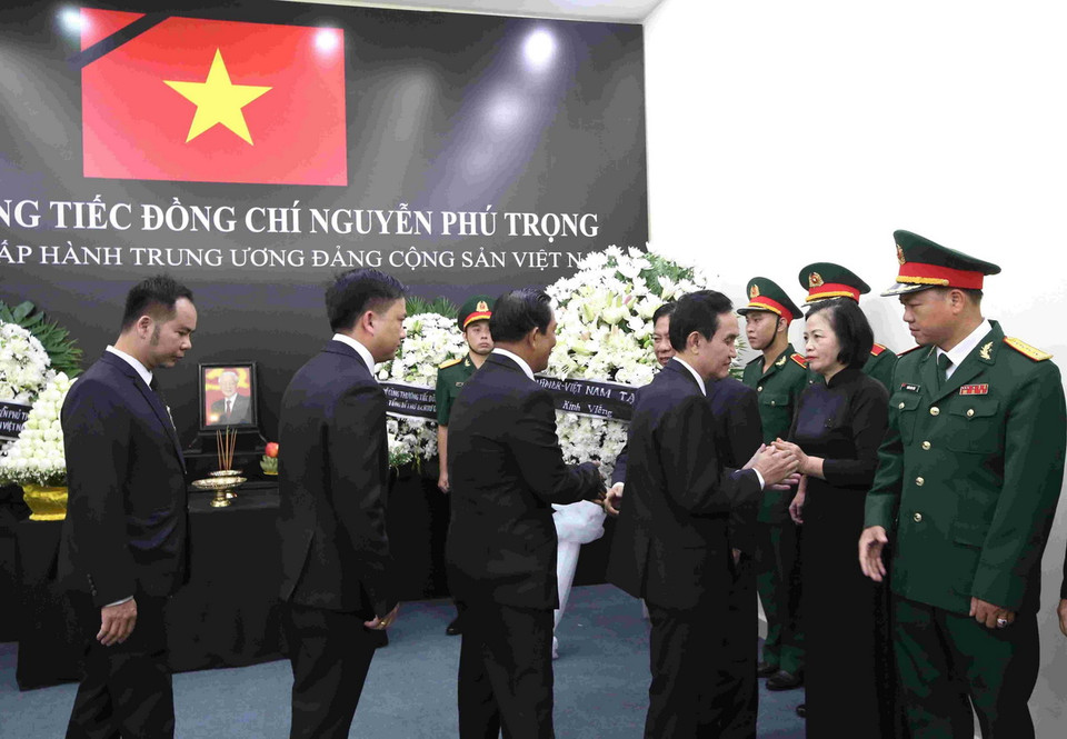 Đoàn Hội Khmer-Việt Nam tại Campuchia (KVA) viếng Tổng Bí thư Nguyễn Phú Trọng tại Đại sứ quán Việt Nam. (Ảnh: Huỳnh Thảo/TTXVN)