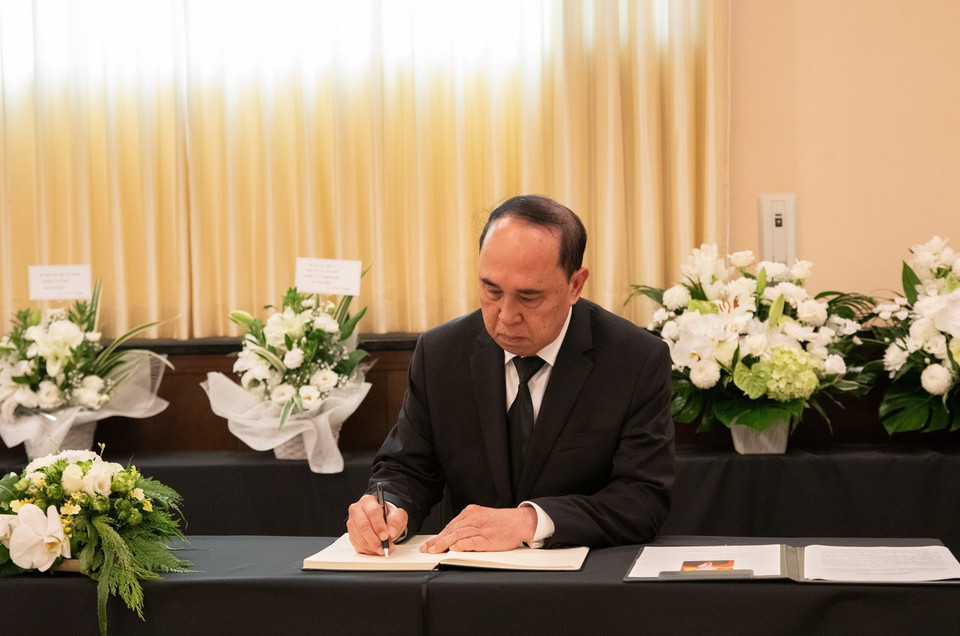 Đại sứ Campuchia tại Nhật Bản Tuy Ry ghi sổ tang Tổng Bí thư Nguyễn Phú Trọng. (Ảnh: Nhóm phóng viên TTXVN tại Nhật Bản)