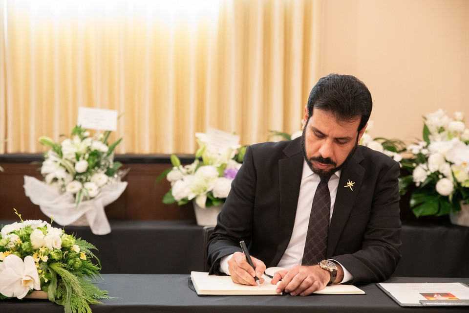 Đại diện Đại sứ quán Oman tại Nhật Bản ghi sổ tang Tổng Bí thư Nguyễn Phú Trọng. (Ảnh: Nhóm phóng viên TTXVN tại Nhật Bản)