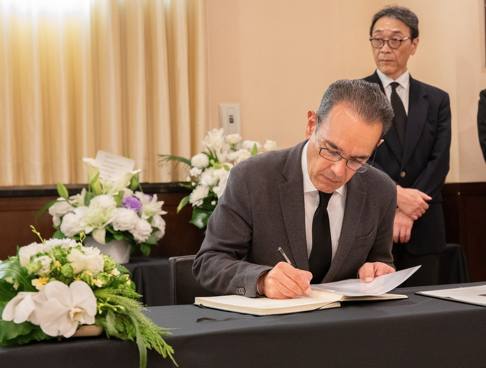 Đại diện Đại sứ quán Mexico tại Nhật Bản ghi sổ tang Tổng Bí thư Nguyễn Phú Trọng. (Ảnh: Nhóm phóng viên TTXVN tại Nhật Bản)