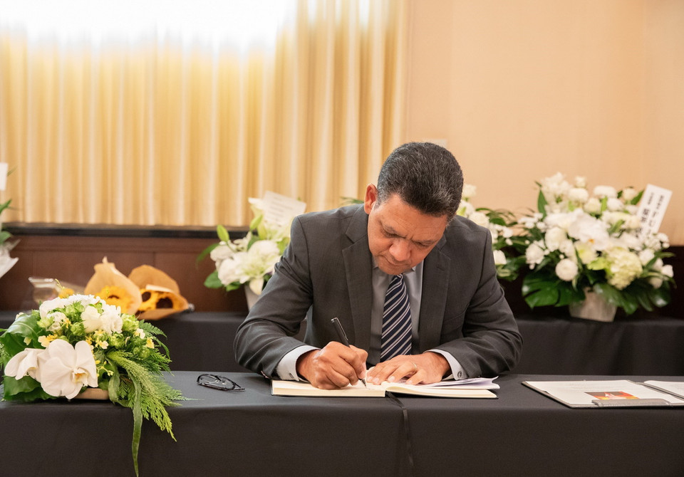 Đại diện Đại sứ quán Nam Phi ghi sổ tang Tổng Bí thư Nguyễn Phú Trọng. (Ảnh: Nhóm phóng viên TTXVN tại Nhật Bản)