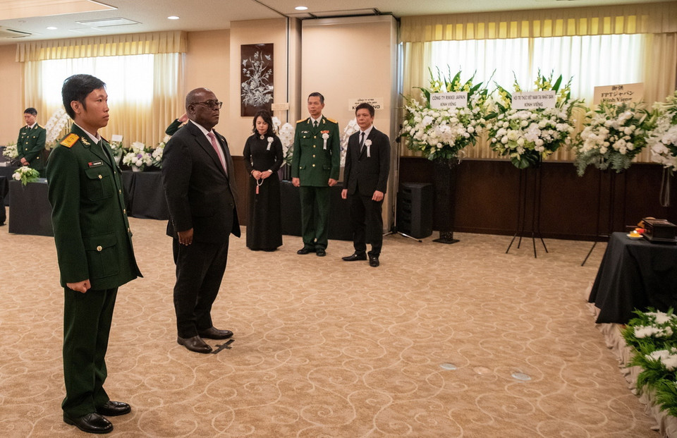 Đại sứ Bờ Biển Ngà tại Nhật Bản viếng Tổng Bí thư Nguyễn Phú Trọng. (Ảnh: Nhóm phóng viên TTXVN tại Nhật Bản)