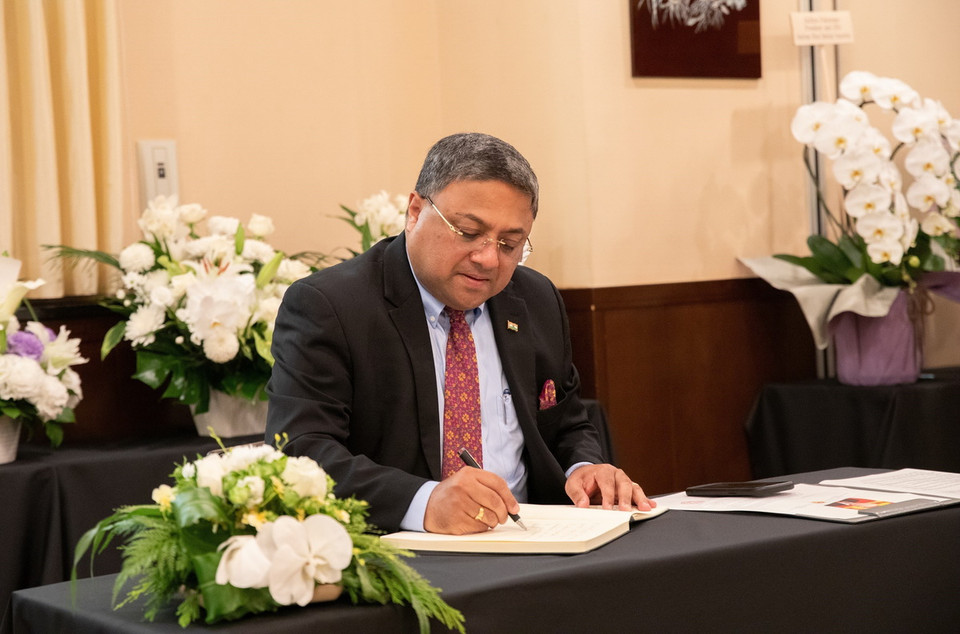 Đại sứ Ấn Độ tại Nhật Bản Sibi George ghi sổ tang Tổng Bí thư Nguyễn Phú Trọng. (Ảnh: Nhóm phóng viên TTXVN tại Nhật Bản)