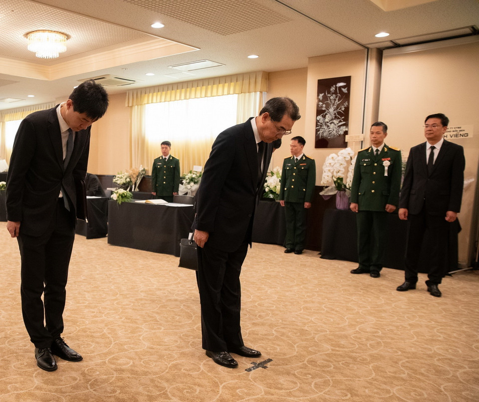 Đại sứ Trung Quốc tại Nhật Bản Ngô Giang Hạo viếng Tổng Bí thư Nguyễn Phú Trọng. (Ảnh: Nhóm phóng viên TTXVN tại Nhật Bản)