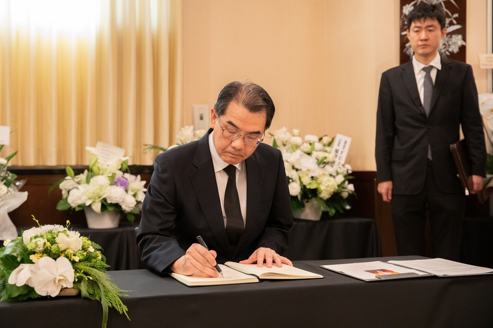 Đại sứ Trung Quốc tại Nhật Bản Ngô Giang Hạo ghi sổ tang Tổng Bí thư Nguyễn Phú Trọng. (Ảnh: Nhóm phóng viên TTXVN tại Nhật Bản)