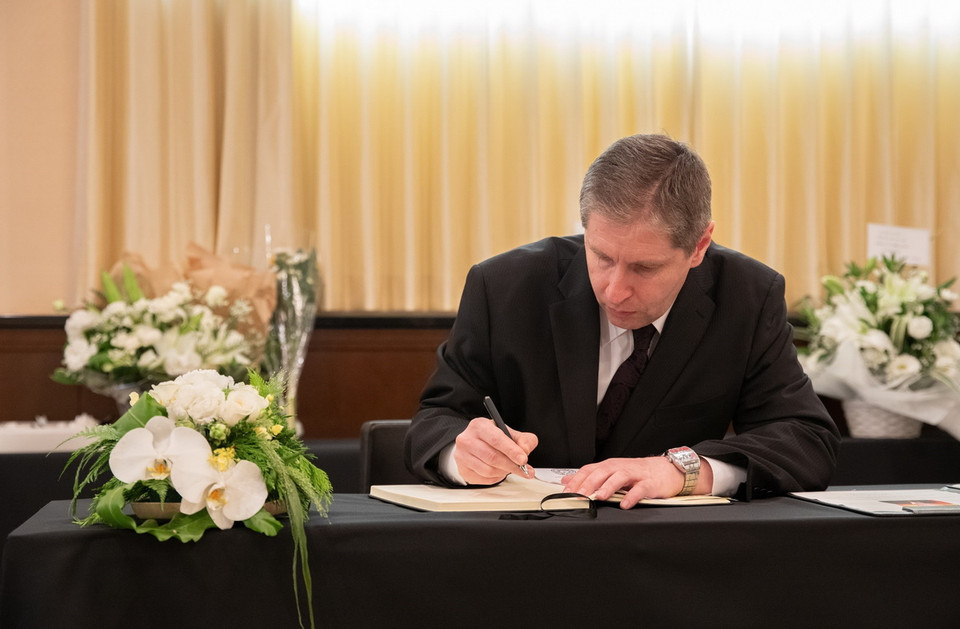 Đại sứ Nga tại Nhật Bản Nikolay Stanislavovich Nozdrev ghi sổ tang Tổng Bí thư Nguyễn Phú Trọng. (Ảnh: Nhóm phóng viên TTXVN tại Nhật Bản)