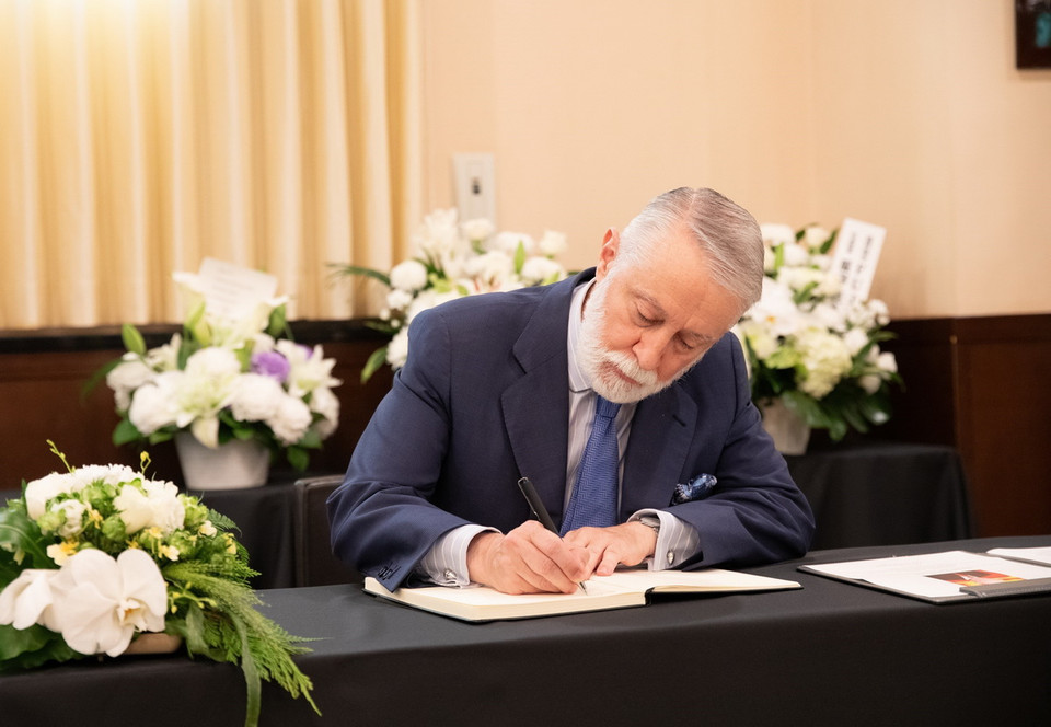 Đại sứ Tây Ban Nha tại Nhật Bản ghi sổ tang Tổng Bí thư Nguyễn Phú Trọng. (Ảnh: Nhóm phóng viên TTXVN tại Nhật Bản)