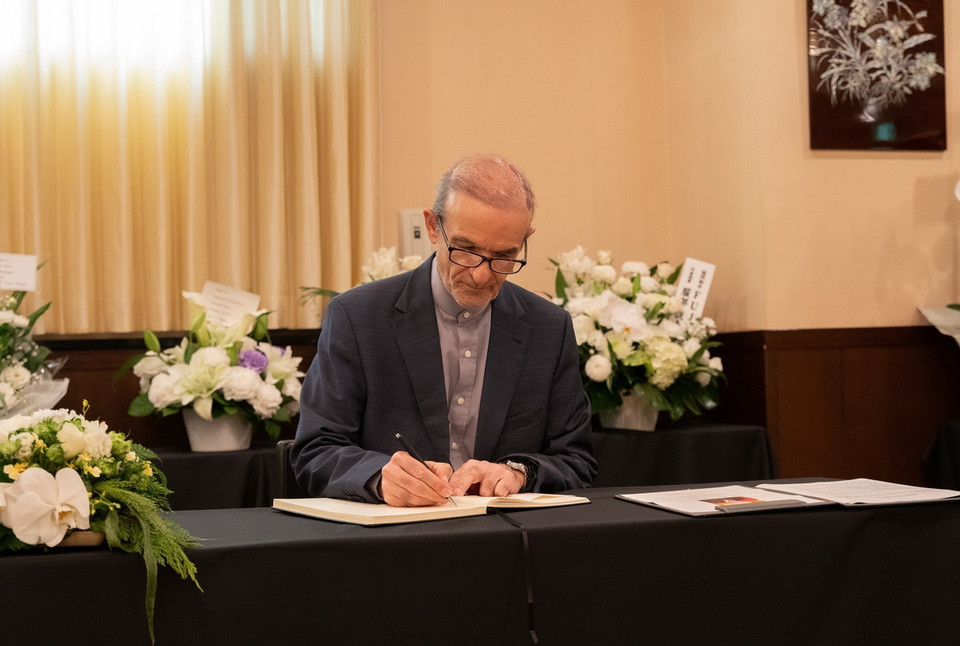 Đại diện Đại sứ quán Iran tại Nhật Bản ghi sổ tang Tổng Bí thư Nguyễn Phú Trọng. (Ảnh: Nhóm phóng viên TTXVN tại Nhật Bản)