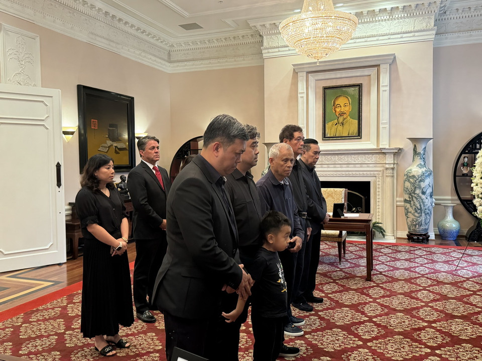 Đoàn kiều bào ở Washington DC viếng Tổng Bí thư Nguyễn Phú Trọng tại Đại sứ quán Việt Nam. (Ảnh: Kiều Trang/TTXVN)