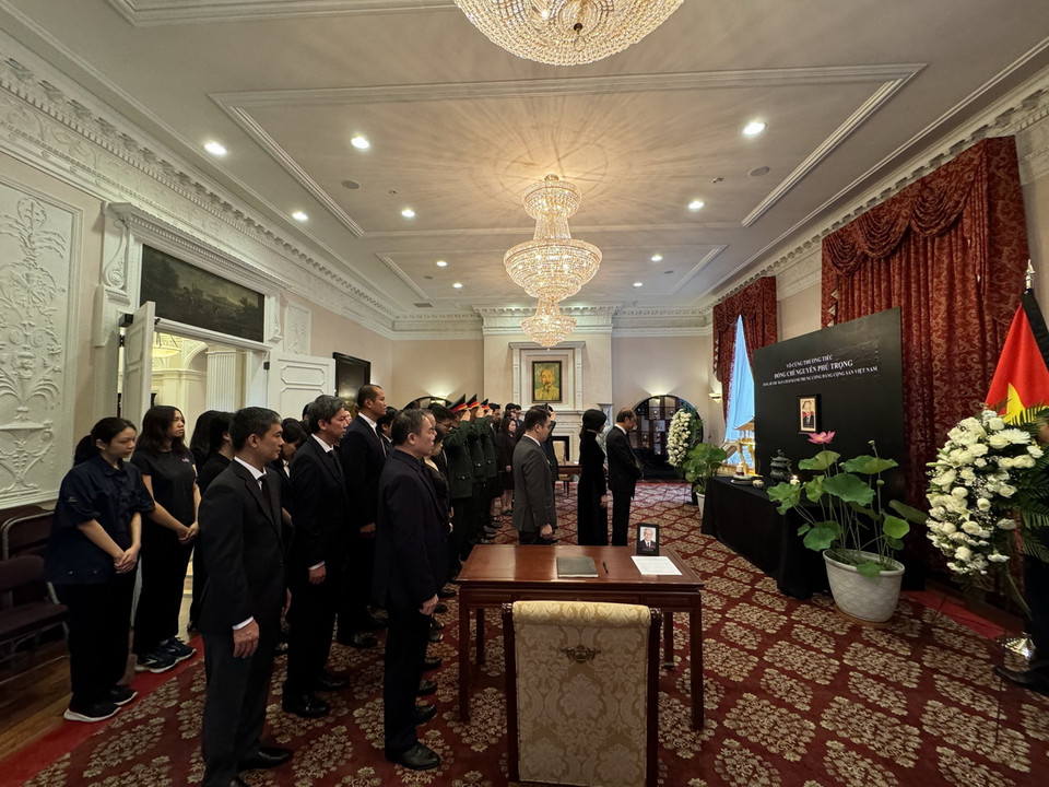 Toàn thể cán bộ Đại sứ quán và các cơ quan đại diện Việt Nam tại Hoa Kỳ viếng Tổng Bí thư Nguyễn Phú Trọng. (Ảnh: Kiều Trang/TTXVN)