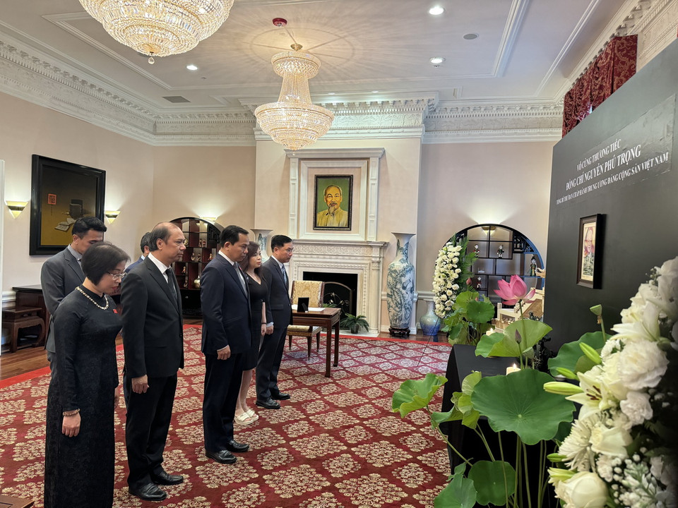 Đoàn công tác của Ủy ban Tài chính ngân sách Quốc hội tại Hoa Kỳ do đồng chí Lê Quang Mạnh, Chủ nhiệm Ủy ban dẫn đầu, viếng Tổng Bí thư Nguyễn Phú Trọng tại Đại sứ quán Việt Nam. (Ảnh: Kiều Trang/TTXVN)