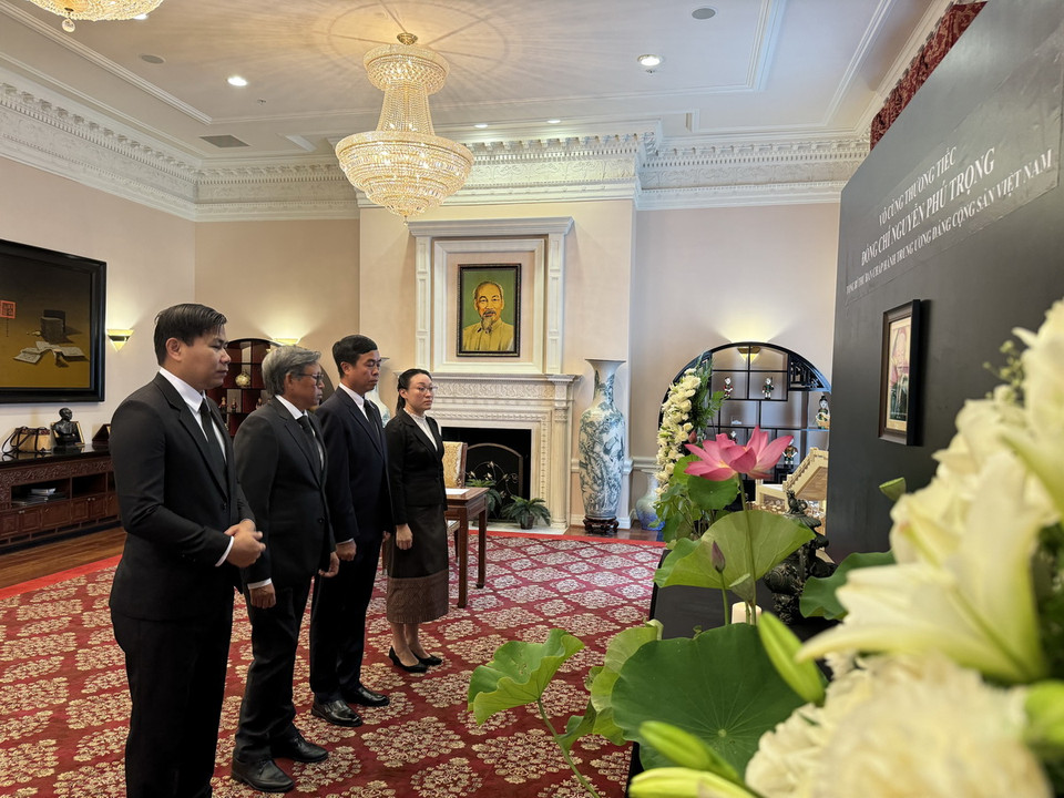 Đại sứ, Phó Đại sứ và các cán bộ của Đại sứ quán nước Cộng hòa Dân chủ Nhân dân Lào đến viếng Tổng Bí thư Nguyễn Phú Trọng. (Ảnh: Kiều Trang/TTXVN)