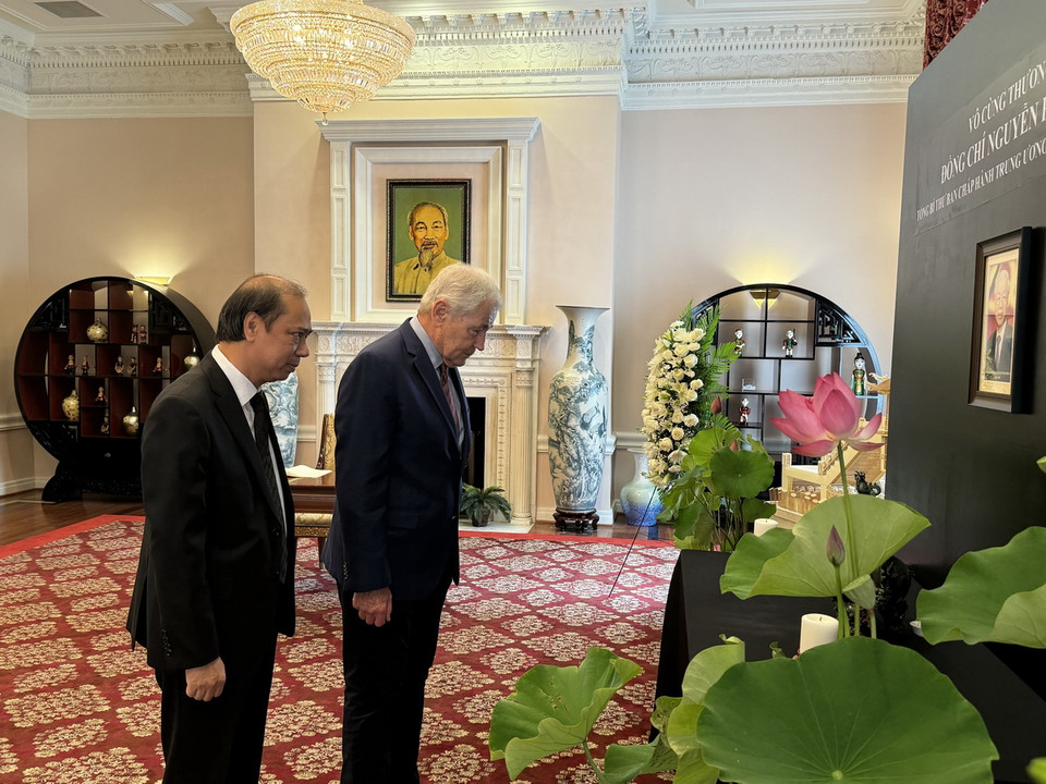 Cựu Bộ trưởng Quốc Phòng Hoa Kỳ Chuck Hagel viếng Tổng Bí thư Nguyễn Phú Trọng. (Ảnh: Kiều Trang/TTXVN)