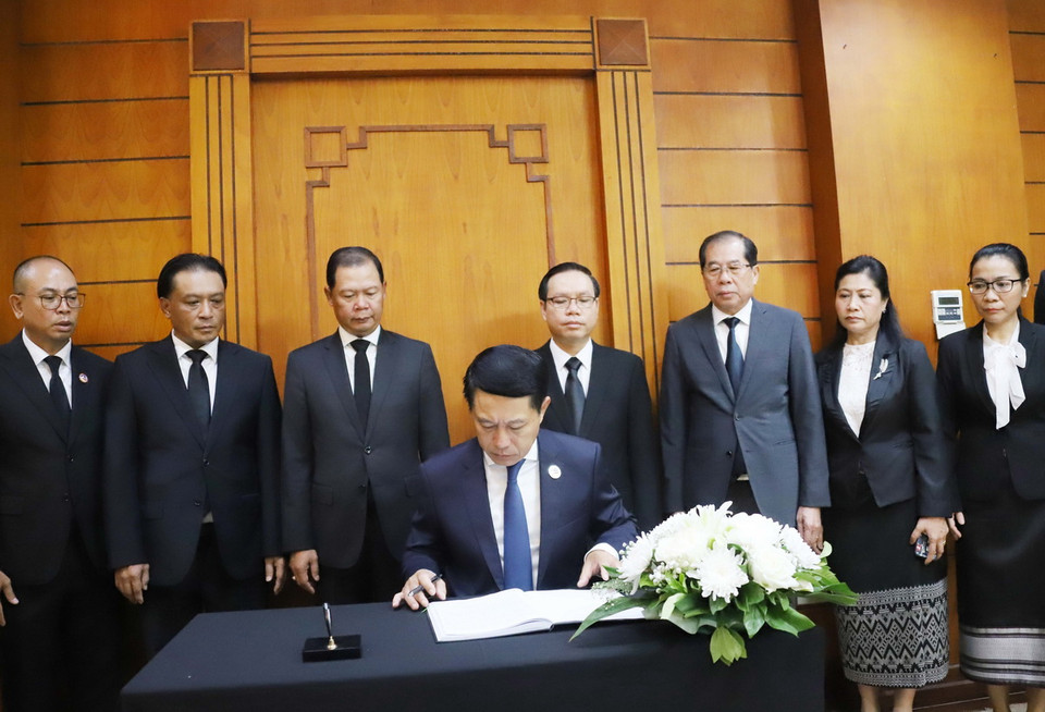 Bộ trưởng Ngoại giao Lào Saleumxay Kommasith ghi sổ tang tại lễ viếng. (Ảnh: Xuân Tú/TTXVN)