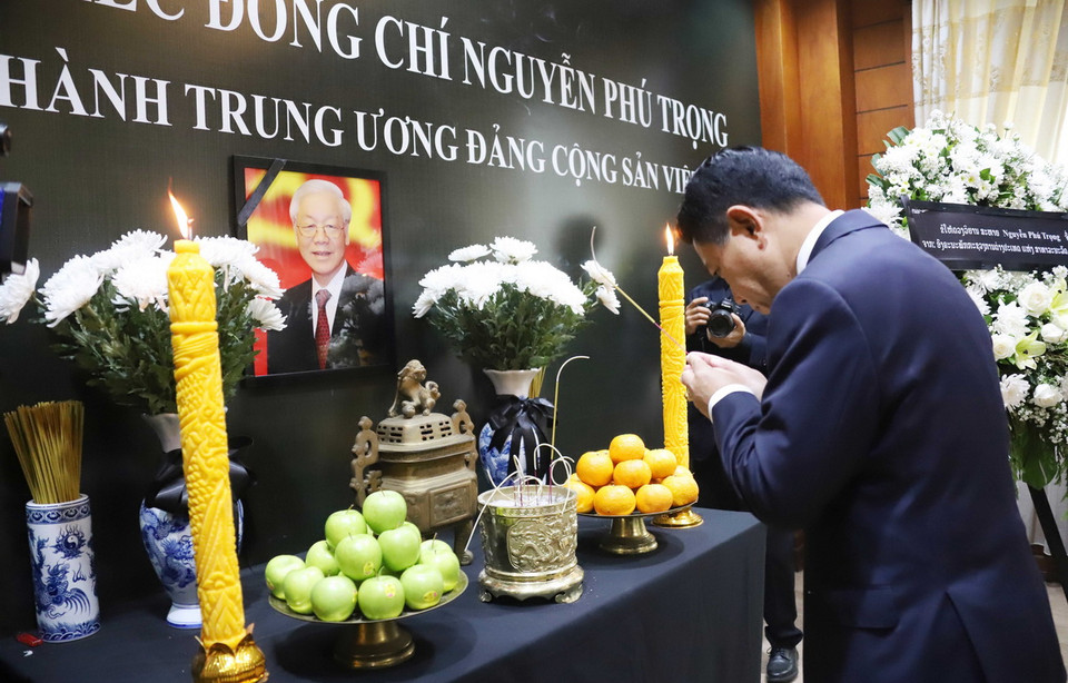 Bộ trưởng Ngoại giao Lào Saleumxay Kommasith thắp hương viếng Tổng Bí thư Nguyễn Phú Trọng. (Ảnh: Xuân Tú/TTXVN)