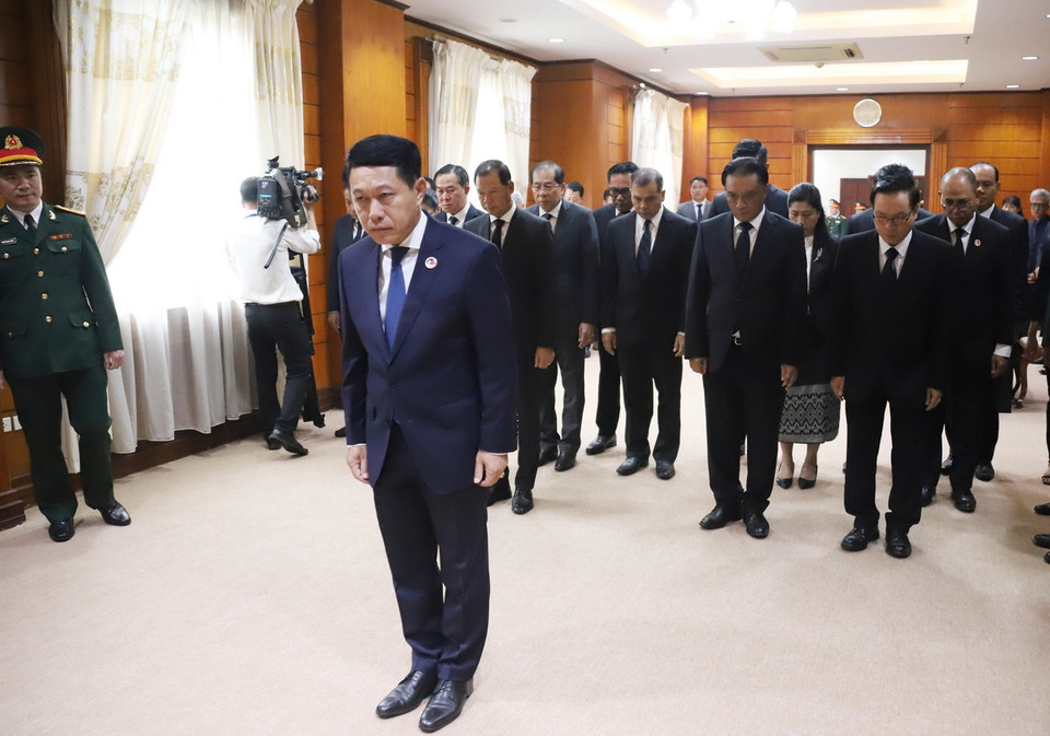 Bộ trưởng Ngoại giao Lào Saleumxay Kommasith và đoàn viếng dành phút mặc niệm tưởng nhớ Tổng Bí thư Nguyễn Phú Trọng. (Ảnh: Xuân Tú/TTXVN)