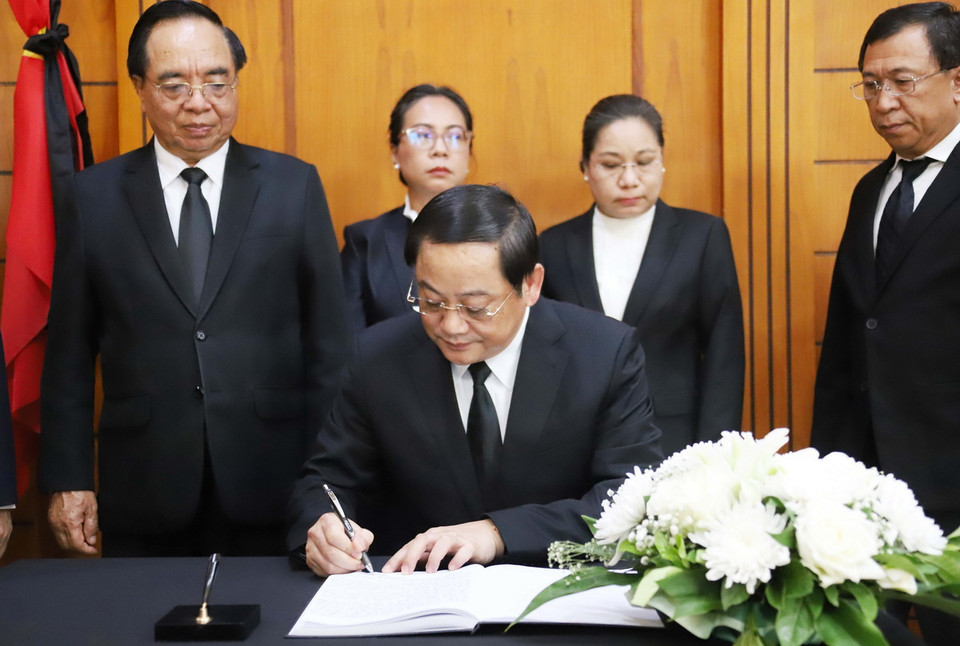 Thủ tướng Lào Sonexay Siphandon ghi sổ tang tại lễ viếng. (Ảnh: Xuân Tú/TTXVN)