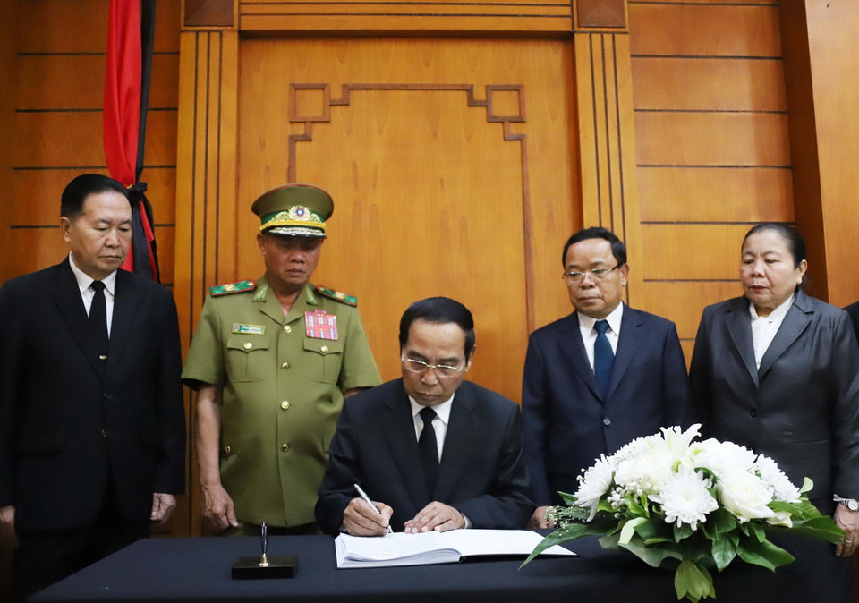 Thường trực Ban Bí thư Lào Bounthong Chitmany ghi sổ tang tại lễ viếng. (Ảnh: Xuân Tú/TTXVN)