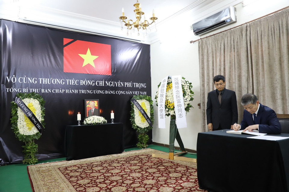 Đại sứ Trung Quốc tại Cairo Liêu Lực Cường ghi sổ tang Tổng Bí thư Nguyễn Phú Trọng. (Ảnh: Nguyễn Trường/TTXVN)