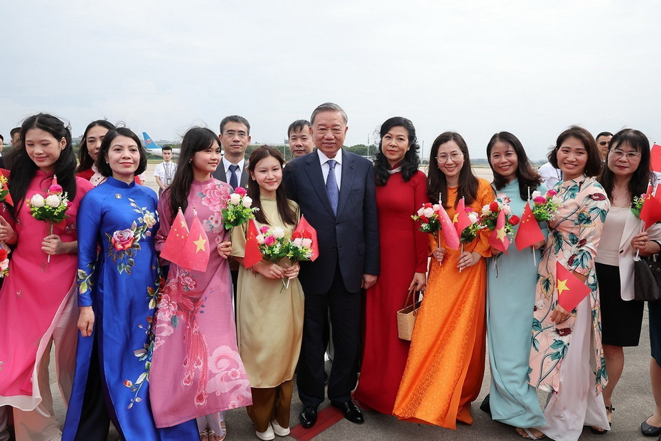 Cán bộ, nhân viên Tổng Lãnh sự quán Việt Nam tại Quảng Châu tiễn Tổng Bí thư, Chủ tịch nước Tô Lâm và Phu nhân tại Sân bay quốc tế Bạch Vân. (Ảnh: Trí Dũng/TTXVN)