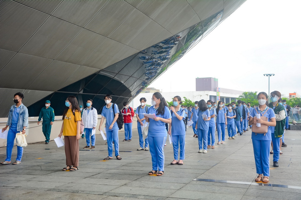  Buổi tiêm cho đối tượng từ 15-dưới 18 được tổ chức đúng kế hoạch, thực hiện nghiêm Thông điệp 5K của Bộ Y tế. (Ảnh: Văn Dũng/TTXVN)