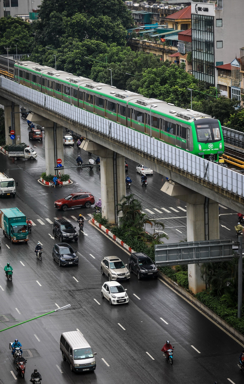Thời gian đoàn tàu chạy từ ga này đến ga tiếp theo là khoảng 1 phút với quãng dừng khoảng 30-45 giây. (Ảnh: Thành Đạt/TTXVN)