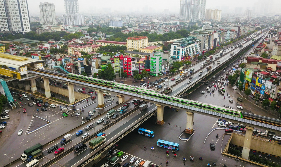 Tuyến đường sắt Cát Linh-Hà Đông đi qua nút giao thông 4 tầng Nguyễn Trãi-Khuất Duy Tiến, quận Thanh Xuân. (Ảnh: Thành Đạt/TTXVN)
